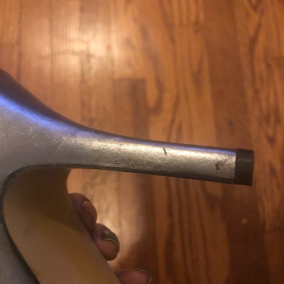 Gently worn silver Nine West heels with a side bow - Picture 4 of 6